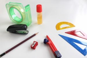 お気に入りの鉛筆と鉛筆削りにボールペン。