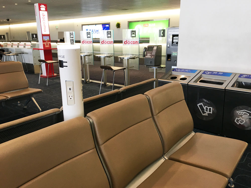 羽田空港に電源付きの椅子が増えましたね！
